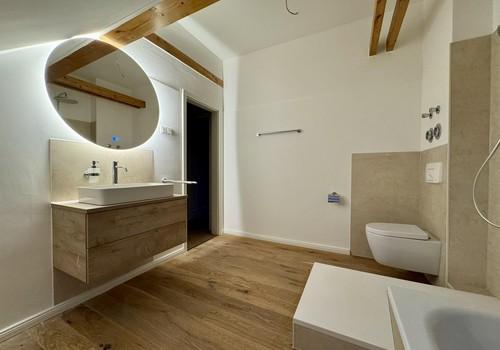 Badezimmer mit Spiegel