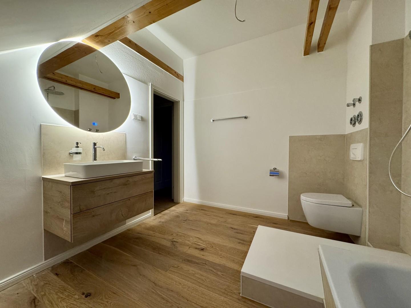 Badezimmer mit Spiegel