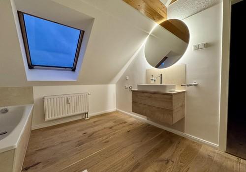 Badezimmer beleuchtet
