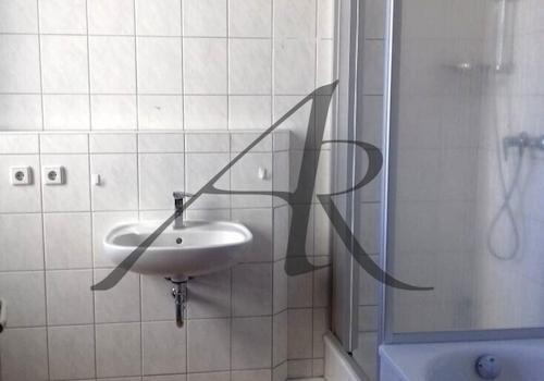 Bad mit Wanne und Dusche