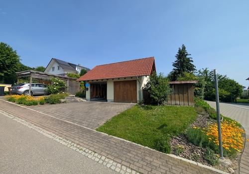 Doppelgarage von Strasse aus