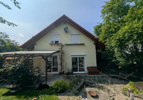 Terasse und Garten hinter Haus