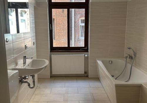 Bad mit Badewanne und Dusche