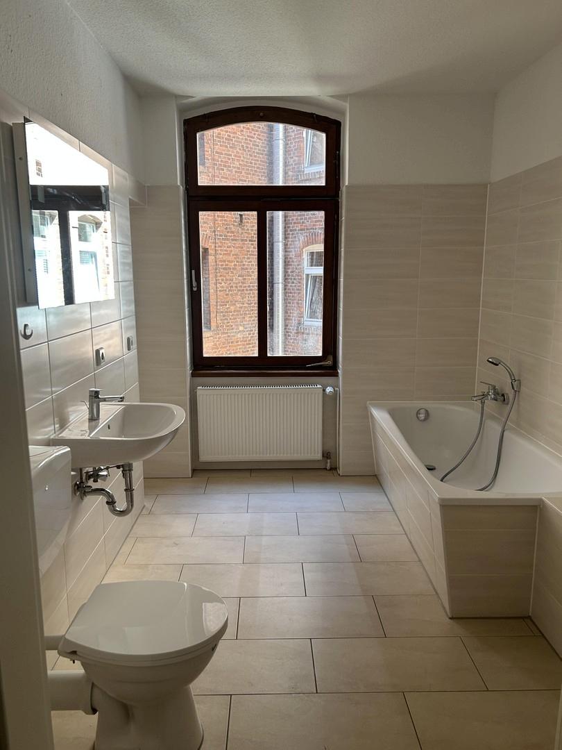 Bad mit Badewanne und Dusche
