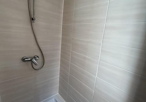 Bad mit Badewanne und Dusche