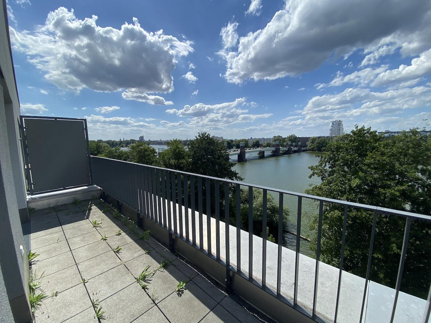 Balkon mit Wasserblick