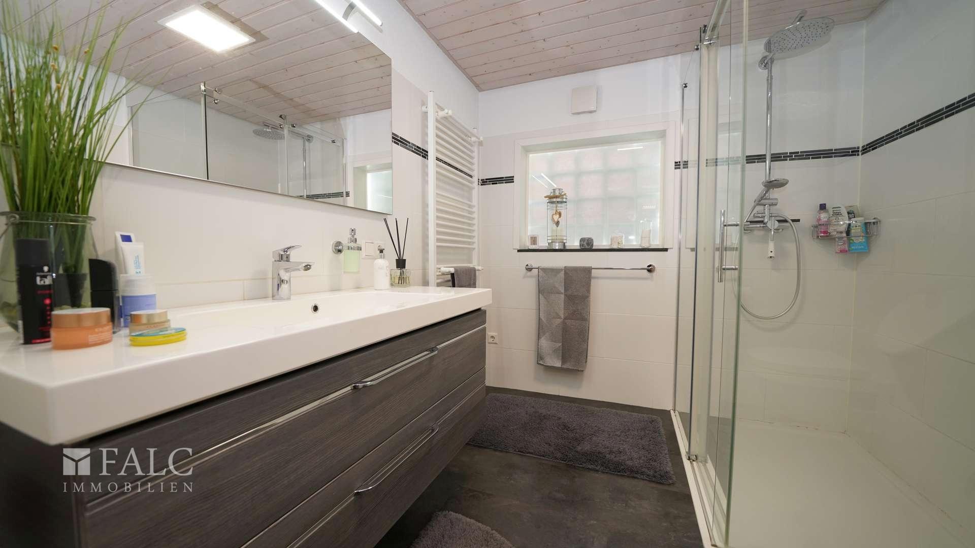 Modernes Duschbad (1. OG, orig.))