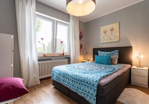 Zimmer zur Straßenseite EG