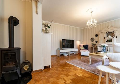 Wohnzimmer mit Kamin im EG