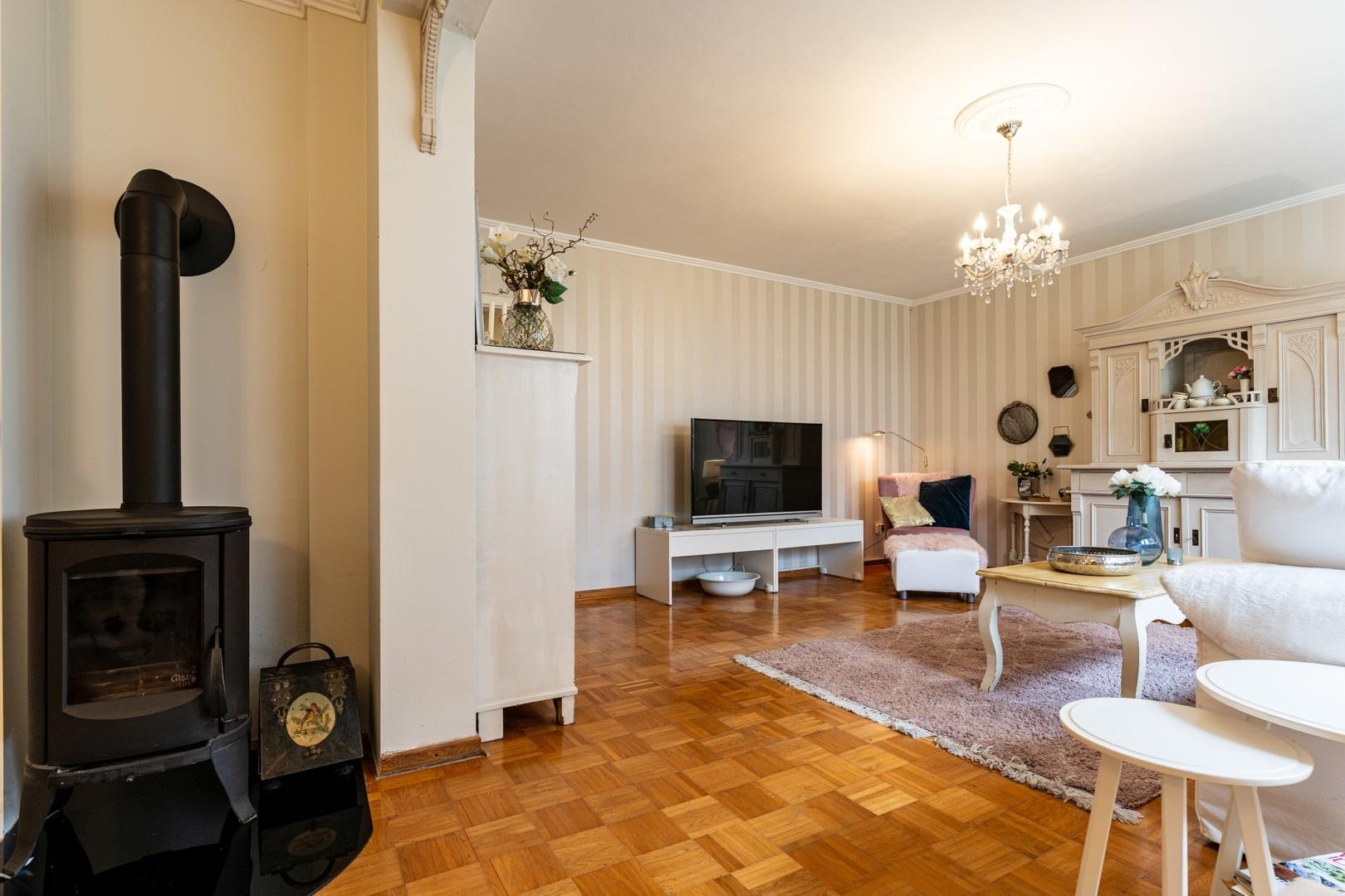 Wohnzimmer mit Kamin im EG