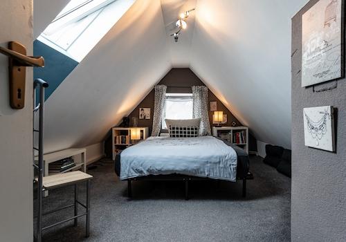 erstes Zimmer im DG