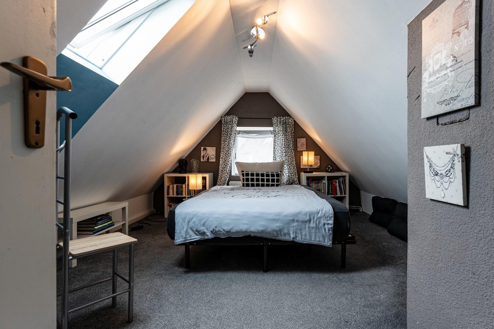 erstes Zimmer im DG