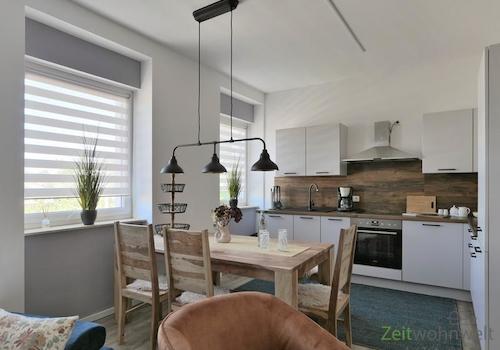 Blick zur Küche mit Esstisch