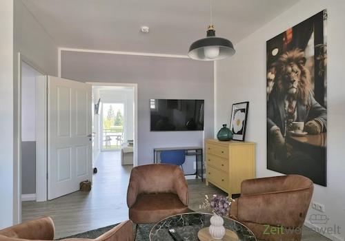 Blick zu TV und hinterem Schlafzimmer