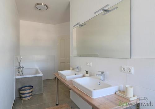 Badewanne und Doppelwaschtsich