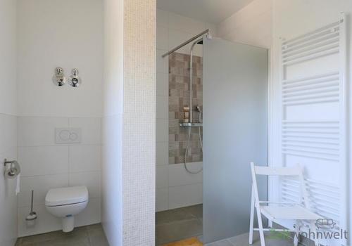 WC und bodentiefe Dusche