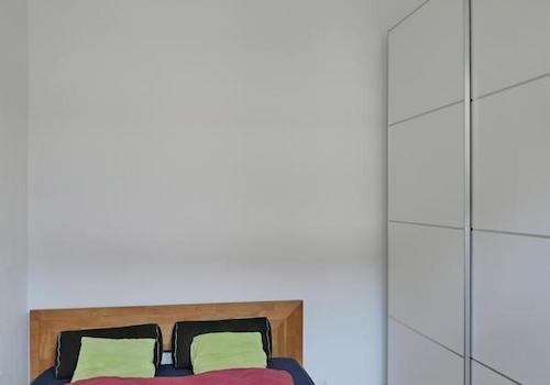 breites Bett und Kleiderschrank