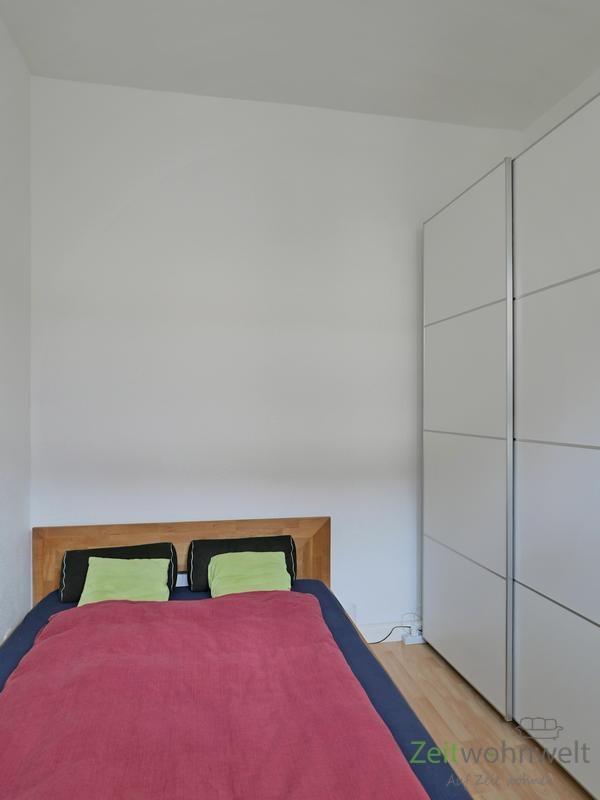 breites Bett und Kleiderschrank