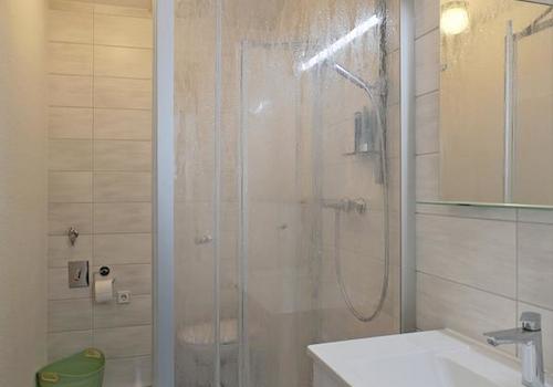 modernes Bad mit Dusche