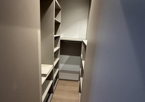 Begehbarer Schrank