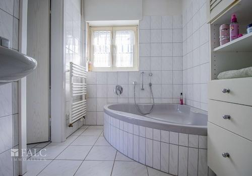 Modernes Badezimmer