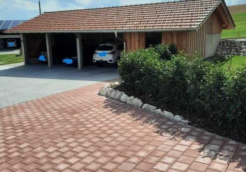 Weg vom Haus zum Carport