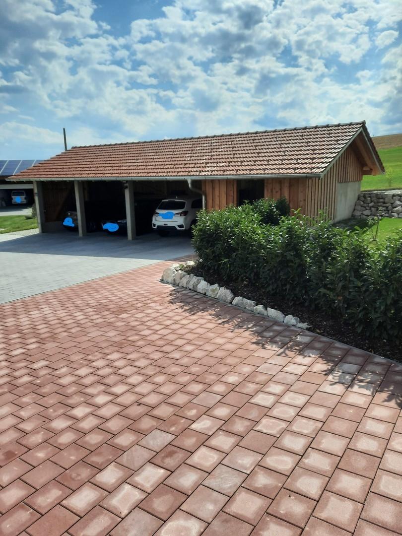 Weg vom Haus zum Carport