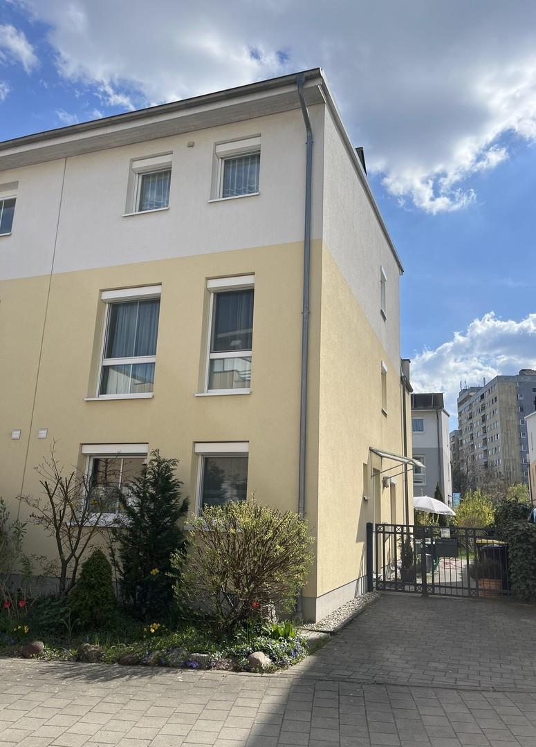 Haus vorn und seitlich