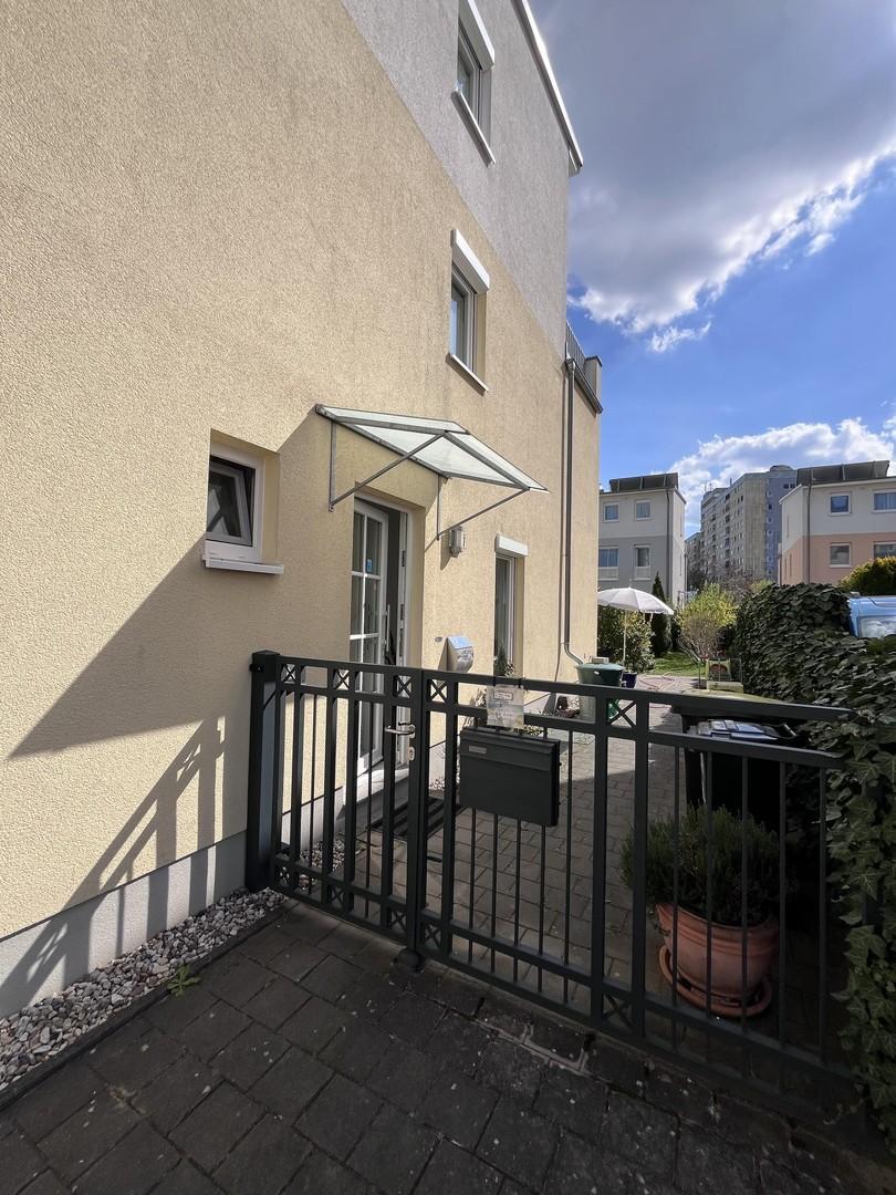 Haus seitlich mit Gartentor