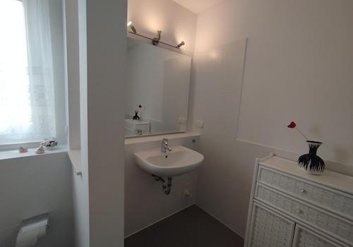 Bad, Waschbecken, Fenster