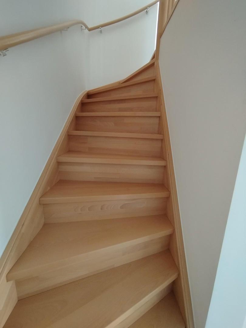 geschlossene Treppe zum 1.OG