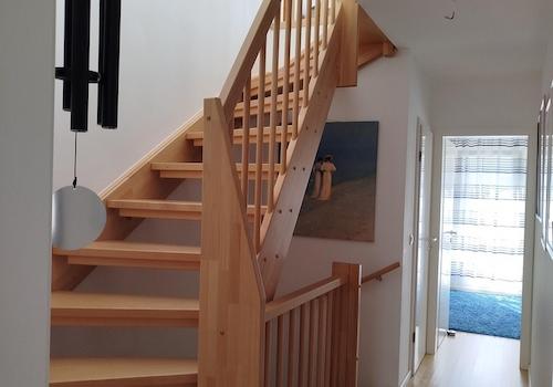 Treppe zum 2.OG und Flur