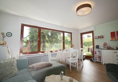 Wohnzimmer mit tollem Gartenblick