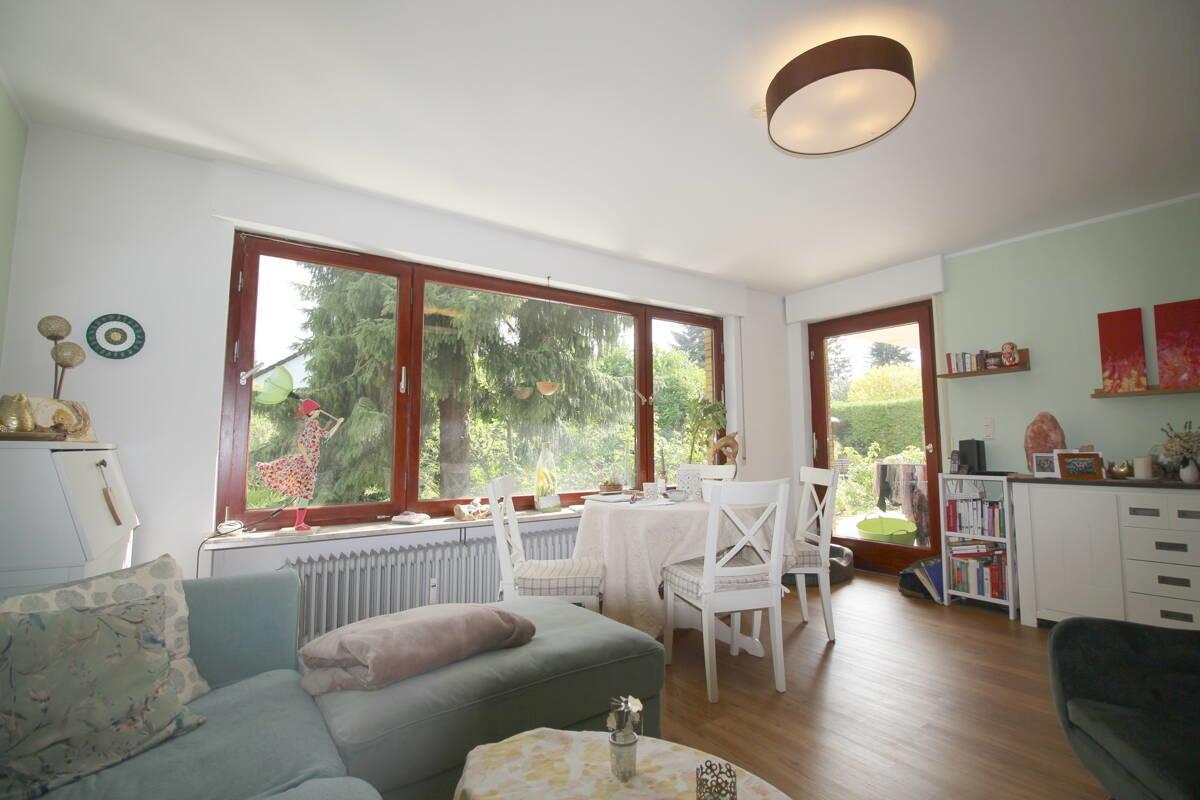 Wohnzimmer mit tollem Gartenblick