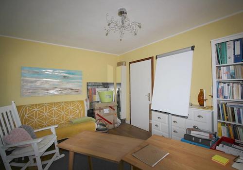 Büro mit Blick auf Zimmertür
