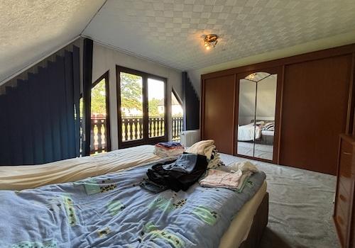 Schlafzimmer mit Loggia