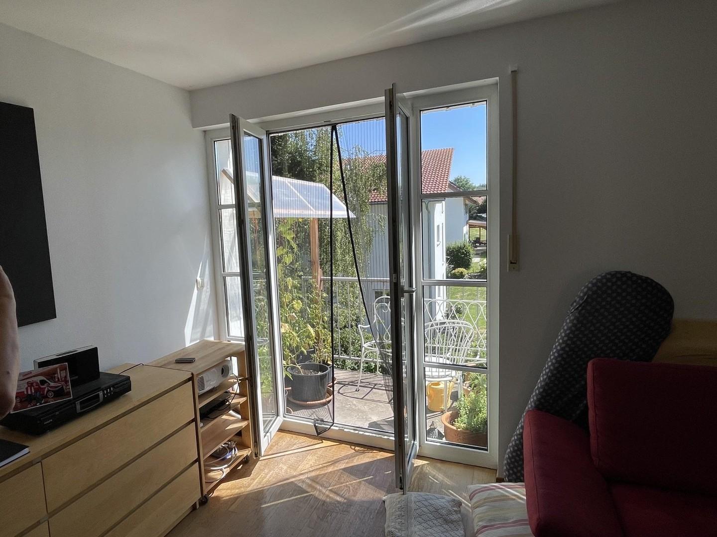 Wohnzimmer mit Balkon