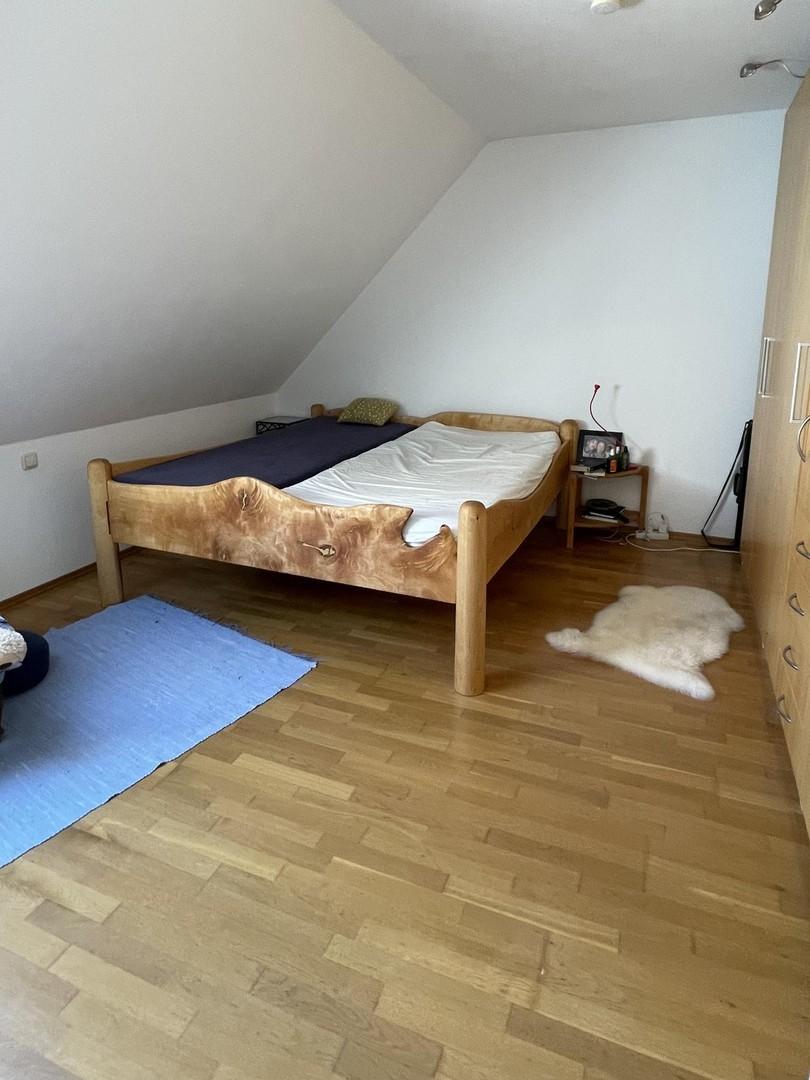 Schlafzimmer mit Bett