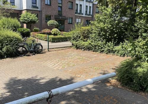 PKW-Stellplätze vor dem Haus