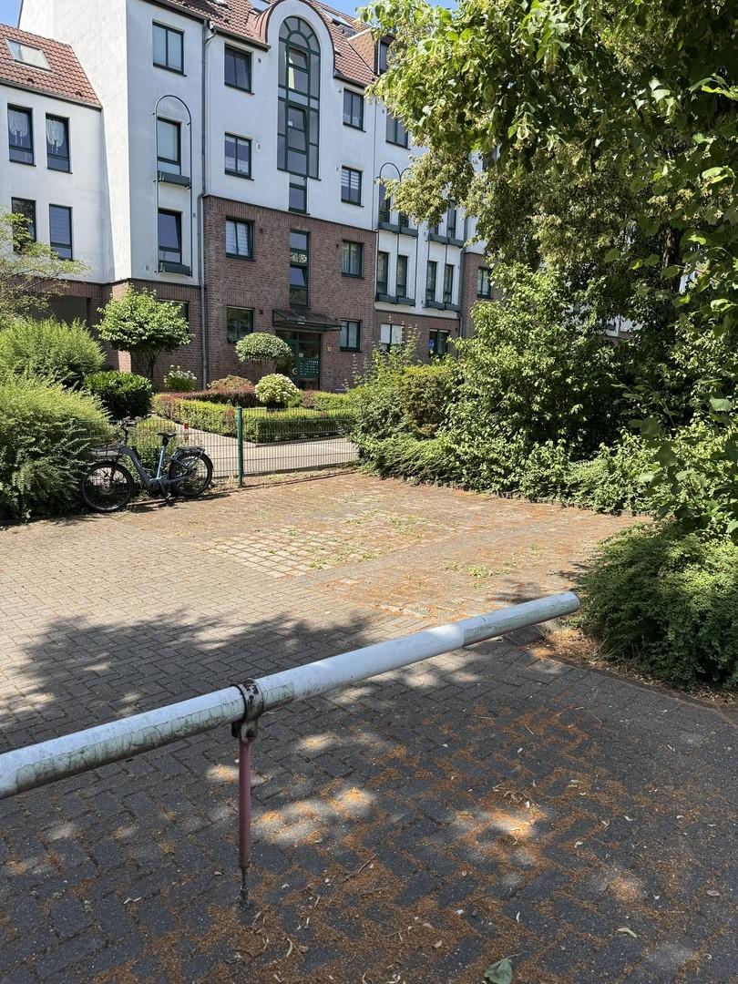 PKW-Stellplätze vor dem Haus