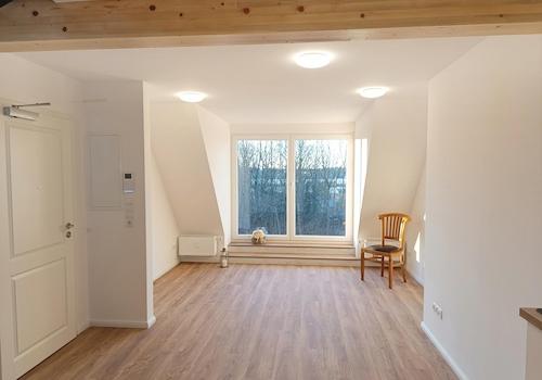 Wohnzimmer mit großer Gaube
