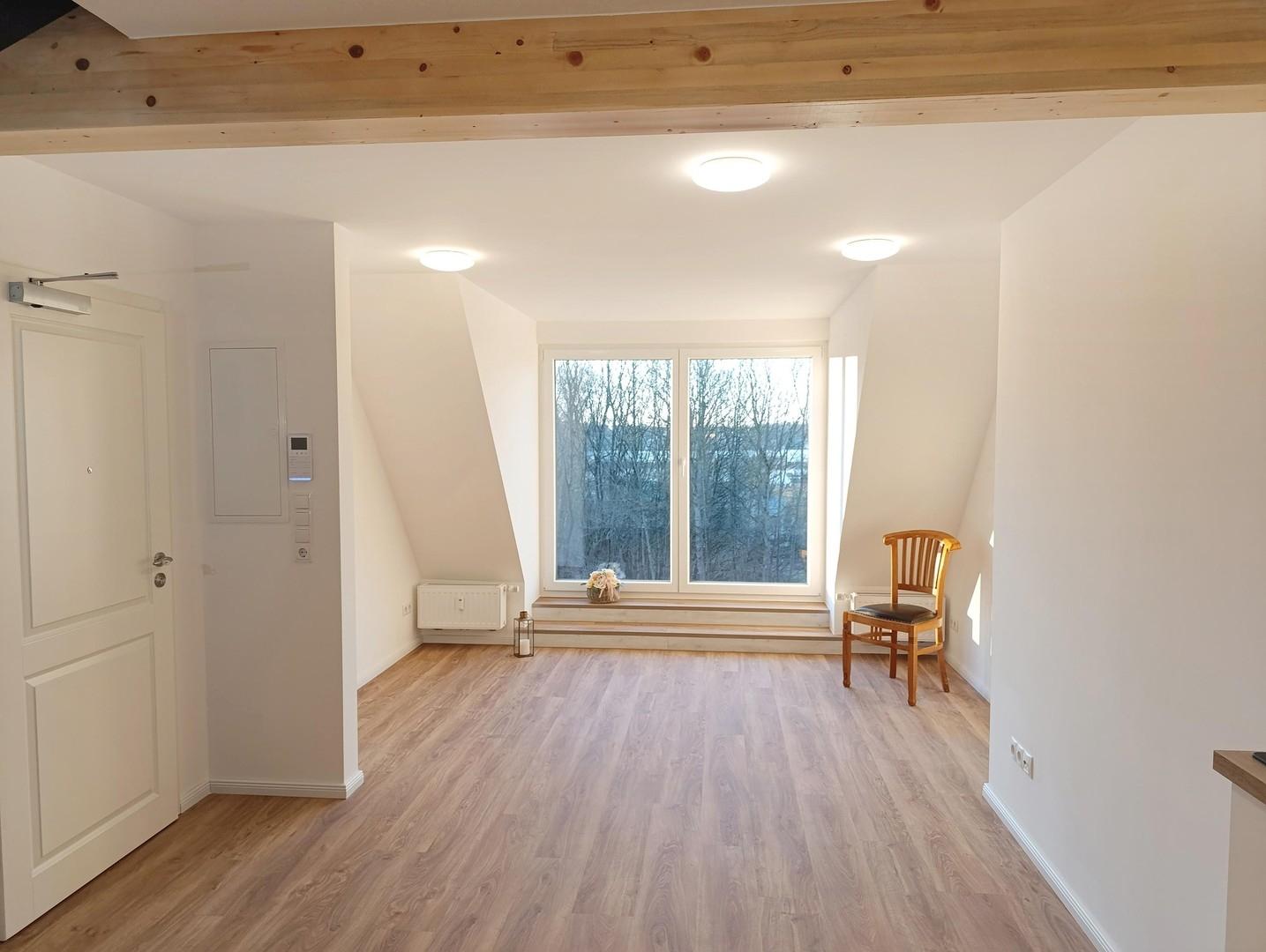 Wohnzimmer mit großer Gaube