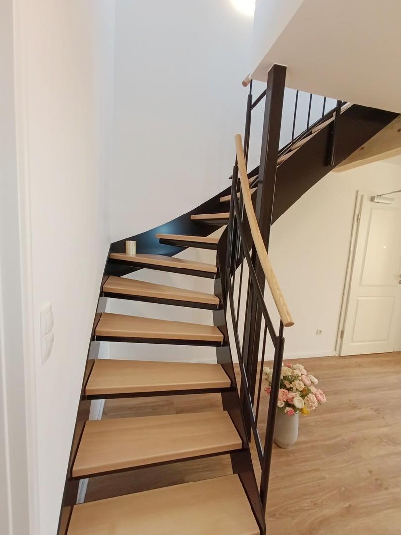 Treppe zwischen den Geschossen
