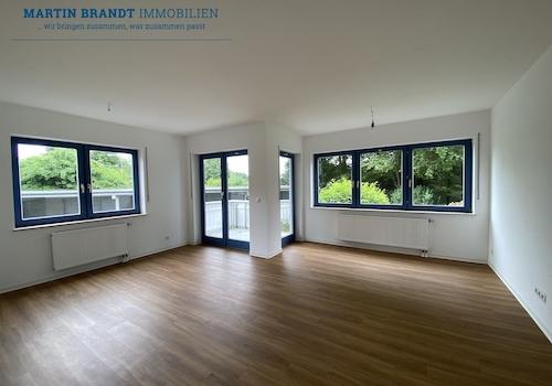 Wohnzimmer mit Balkon und Garten