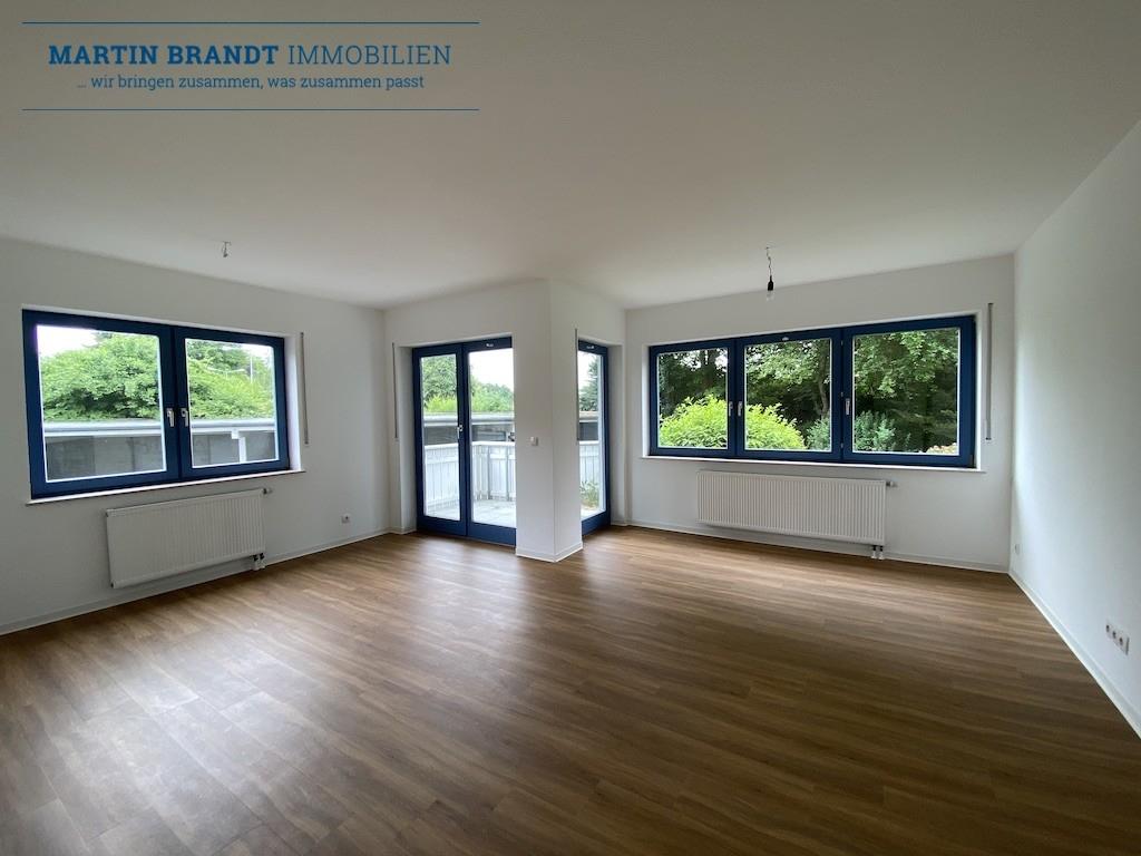 Wohnzimmer mit Balkon und Garten