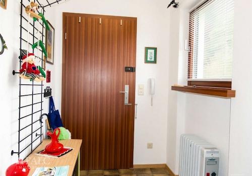 Wohnungseingang, KI bearbeitet