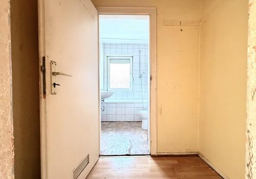 Flur mit separatem WC/Abstell