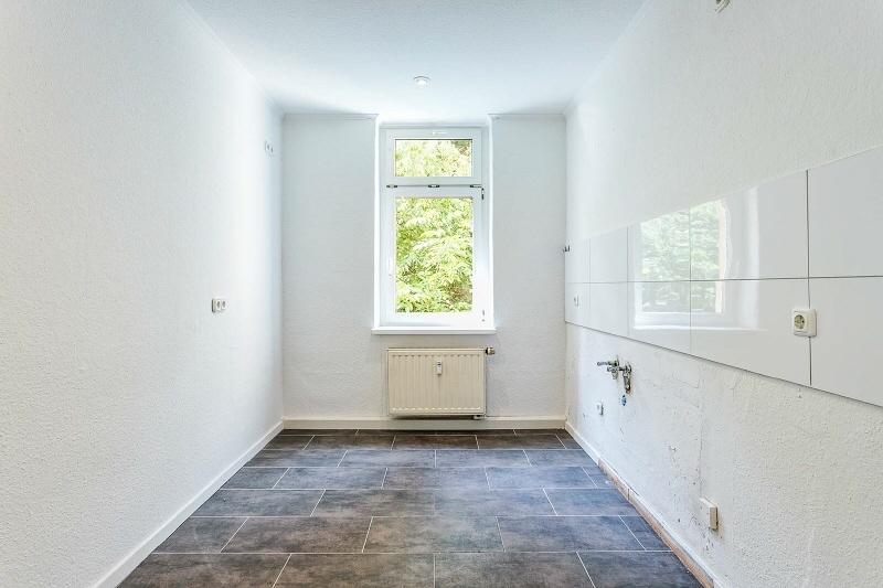 Küche mit Fenster und Fliesenspiegel