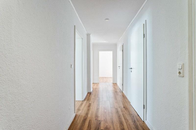 Wohnungsflur mit Zugang zu allen Räumen