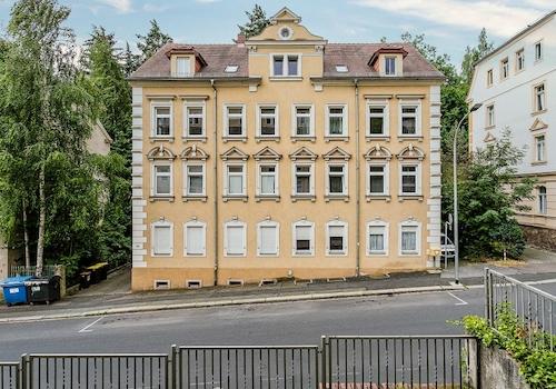 Straßenansicht mit Parkfläche